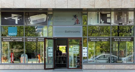 Wejście do salonu z wyposażeniem łazienek IntuitionBathrooms w Warszawie