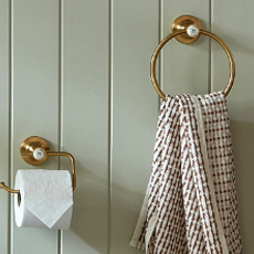 Akcesoria łazienkowe BOOTH&Co. z kolekcji Axbridge w kolorze mosiądzu szczotkowanego