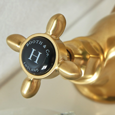 Baterie łazienkowe BOOTH&Co. z kolekcji Axbridge Cross w kolorze mosiądzu szczotkowanego