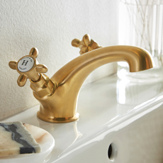 Baterie łazienkowe BOOTH&Co. z kolekcji Axbridge Cross w kolorze mosiądzu szczotkowanego