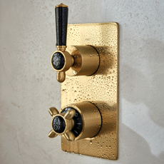 Baterie łazienkowe BOOTH&Co. z kolekcji Axbridge Lever w kolorze mosiądzu szczotkowanego