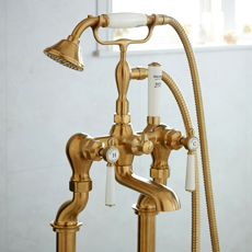 Baterie łazienkowe BOOTH&Co. z kolekcji Axbridge Lever w kolorze mosiądzu szczotkowanego