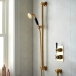 Zestaw prysznicowy z deszczownicą i słuchawką prysznicową na drążku - Mosiądz szczotkowany - Booth&Co. - Axbridge - BC-AXB-SS2-B-BRS