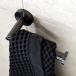 IND-SPA180-BLKK - INDIVIDUAL - Uchwyt ścienny na papier toaletowy (Knurled Accents)